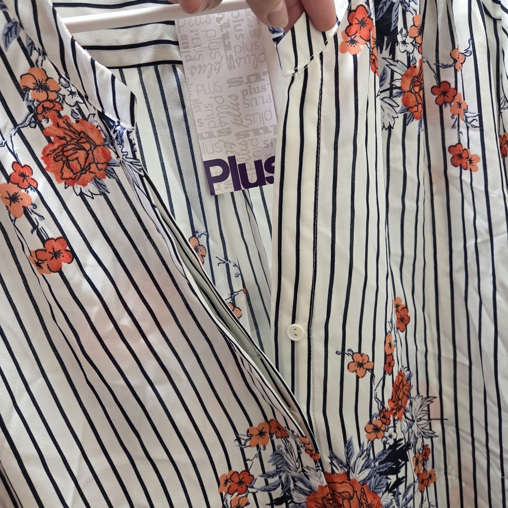 BNWT Mandee Plus Half-Button V-Neck Stripe Floral Blouse | 3/4 Sleeve Relaxed Fi - Picture 4 of 8